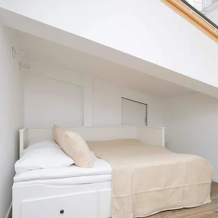 In Near Old Town Market Square By Renters شقة