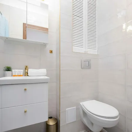 In Near Old Town Market Square By Renters *