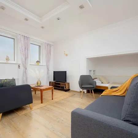In Near Old Town Market Square By Renters *