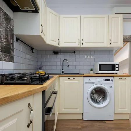 In Near Old Town Market Square By Renters شقة