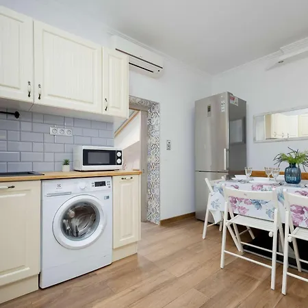 In Near Old Town Market Square By Renters شقة